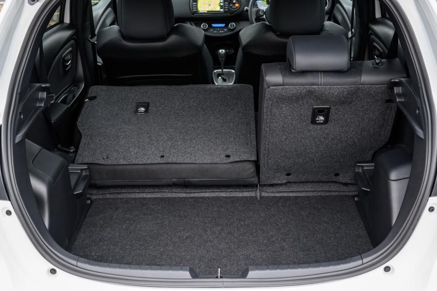 Багажник Toyota Yaris Hybrid GR Sport 2019 года  (UK) (фото 40 из 40)